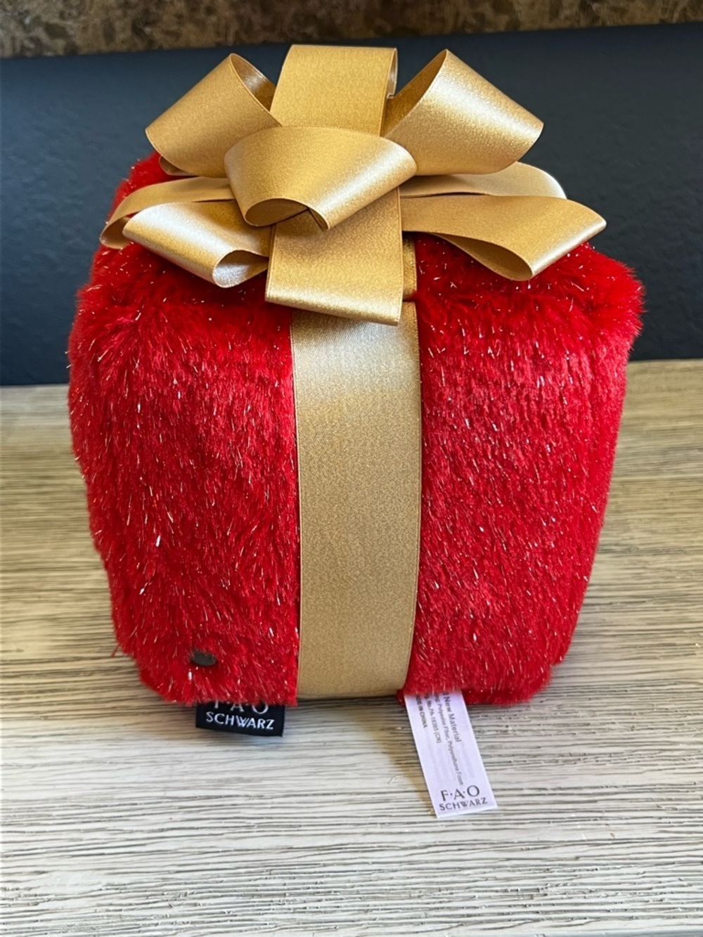 ๐ FAO Schwarz Red Plush Gift Cube with Gold Bow and Glitter Feet - Picture 4 of 4